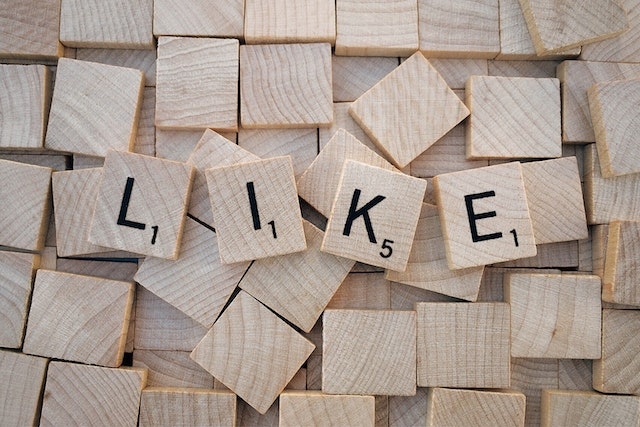 LIKE inscripción en un Scrabble marrón de madera