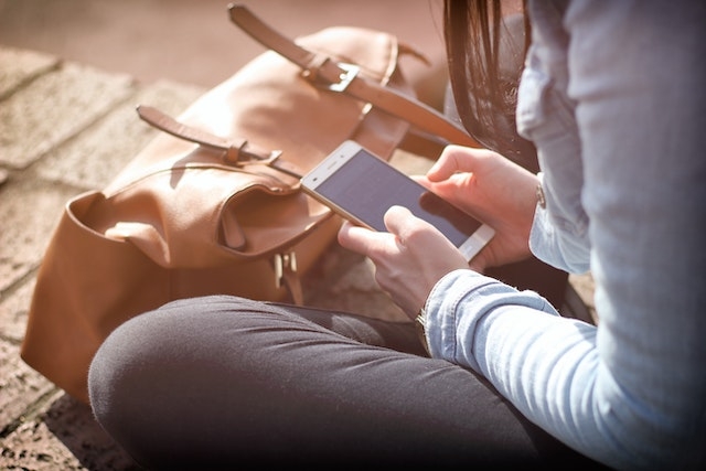 Seseorang yang menggunakan smartphone