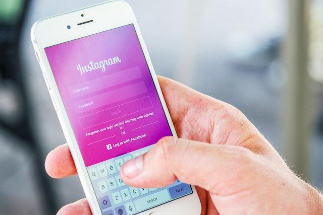 फ़ोन पर Instagram में लॉगिन करें