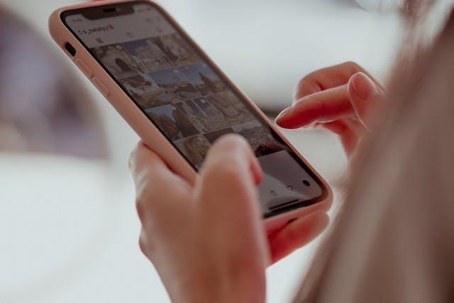 Mujer navegando por Instagram en su teléfono